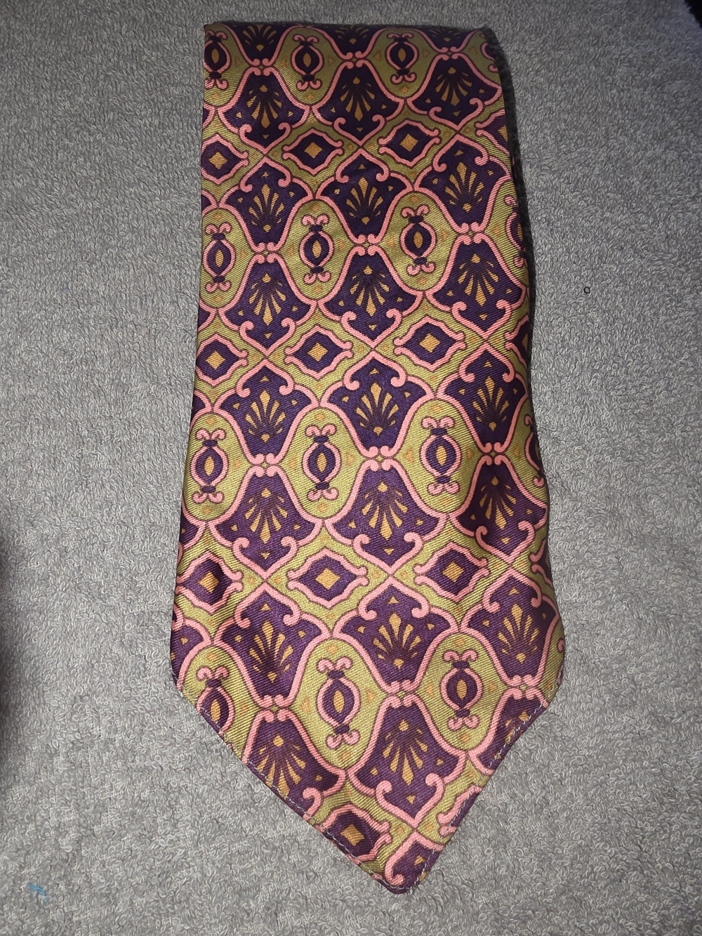 Stylish Purple and Pink Patterned Men’s Tie